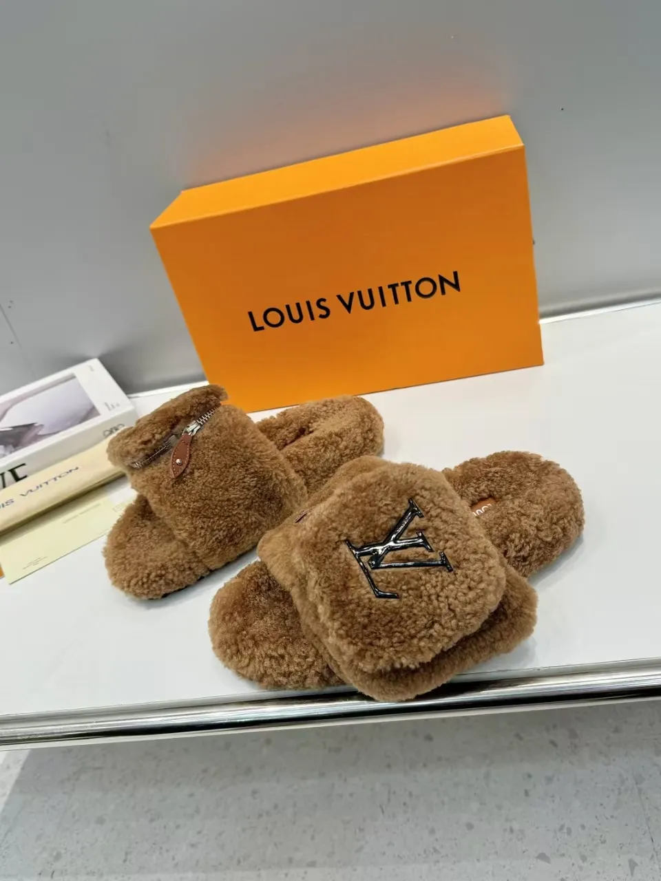 👟👟Ex-factory price 500👟👟 Popular style [LV mop] official website synchronization: counter quality! My family only makes all-genuine lamb 🐑 wool. A giant trendy fall and winter thick-soled fur flip flop. The super comfortable and luxurious wool texture makes your feet more beautiful, confident and comfortable. It is very suitable for home and outdoor use. 1: Fabric: Genuine leather lamb 🐑 wool 2: Lining: Genuine leather lamb 🐑 wool 3: Foot pads: Genuine leather lamb 🐑 wool 4: Outsole: Wear-resistant and non-slip rubber outsole 5: Number of yards: 35-41 yards [Note: 41 customized]